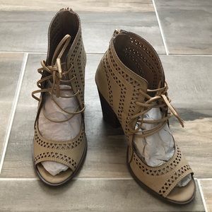 Like New Restricted Wmns Sz 7.5 heeled booties